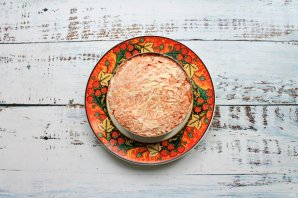 Слоеный салат с копченой курицей и колбасным сыром Слоеный салат с копченой курицей и колбасным сыром