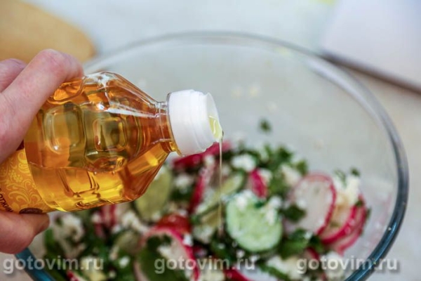 Салат с черемшой, овощами и творогом