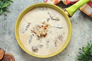 Говяжья печень, тушенная в сметане Говяжья печень, тушенная в сметане