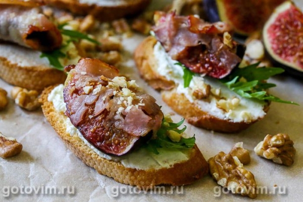 Кростини с инжиром, запеченным в беконе