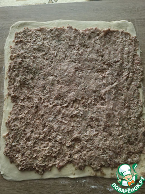 Рулет из слоеного теста с фаршем