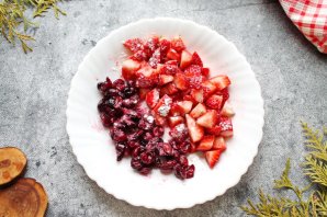 Пирожки с вишней и клубникой Пирожки с вишней и клубникой