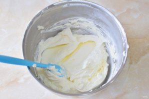 Торт с консервированными персиками и взбитыми сливками Торт с консервированными персиками и взбитыми сливками