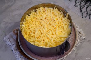 Салат с копченой курицей, черносливом и грецкими орехами Салат с копченой курицей, черносливом и грецкими орехами