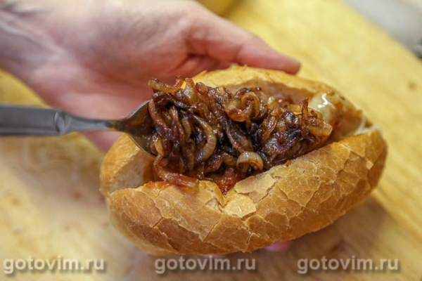 Булочка с колбасками и карамелизированым луком Булочка с колбасками и карамелизированым луком