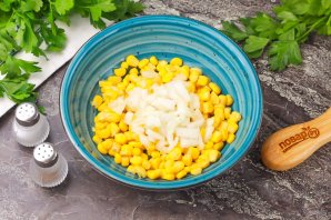 Салат с тунцом, кукурузой и огурцами Салат с тунцом, кукурузой и огурцами