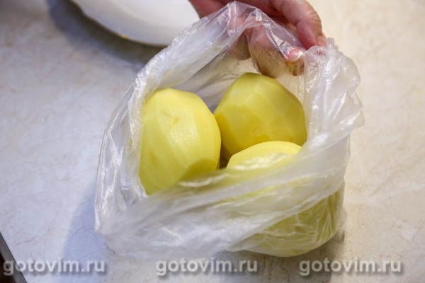 Картофель кусочками, приготовленный с бульоном в микроволновке Картофель кусочками, приготовленный с бульоном в микроволновке