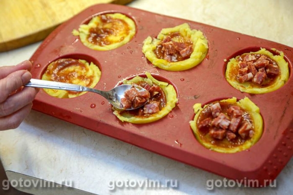 Мятая картошка, запеченная с колбасой чоризо и сыром