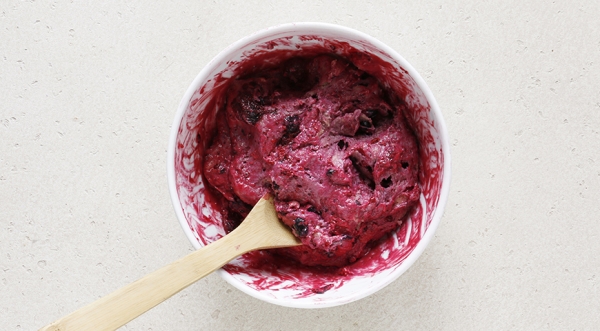 Бисквитный пирог с замороженными ягодами, пошаговый рецепт с фото на 436 ккал