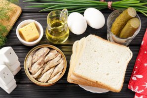 Бутерброд со шпротами и солеными огурцами Бутерброд со шпротами и солеными огурцами