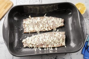 Скумбрия запечённая с сыром и майонезом