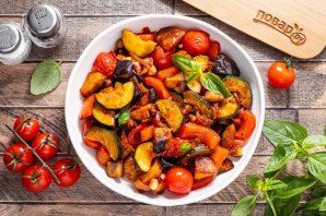 Рататуй с картошкой на сковороде