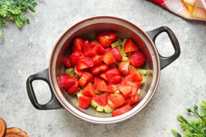 Пирог с клубникой и ревенем