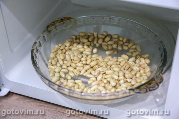 Солёный арахис с чесноком и копченой паприкой в микроволновке