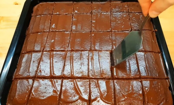 Большой шоколадный пирог к чаю на всю семью! Готовится на раз-два: быстро и без лишних хлопот Большой шоколадный пирог к чаю на всю семью! Готовится на раз-два: быстро и без лишних хлопот