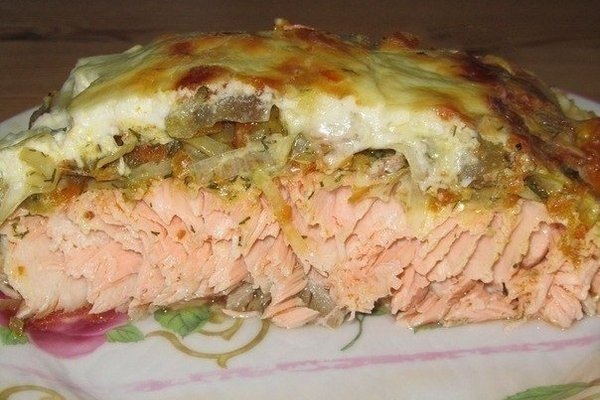 Рыба под овощной шубой со сметаной в духовке Рыба под овощной шубой со сметаной в духовке