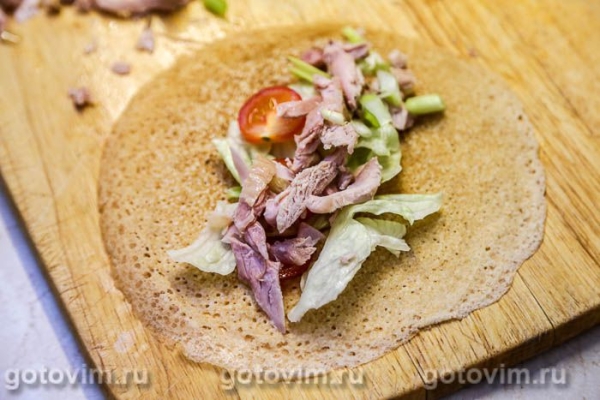 Шаурма в блине с курицей и овощами Шаурма в блине с курицей и овощами