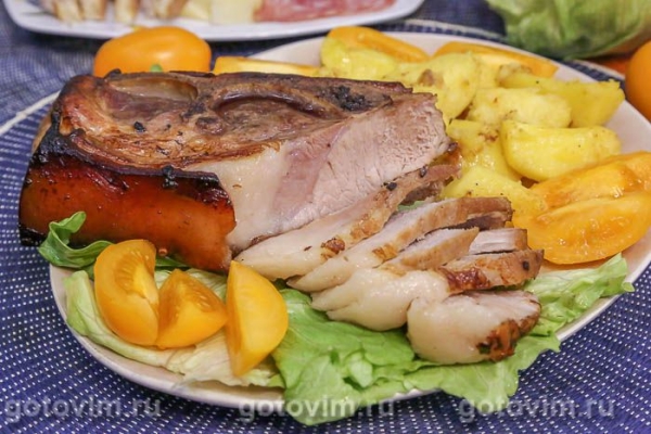 Свинина, запеченная в маринаде из соевого соуса и кунжутного масла Свинина, запеченная в маринаде из соевого соуса и кунжутного масла