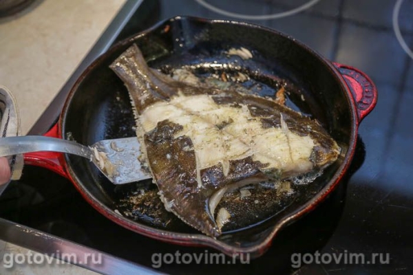Камбала, жаренная на сковороде с луком