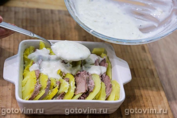 Запеканка из свиного языка с картофелем и сырным соусом бешамель в микроволновке
