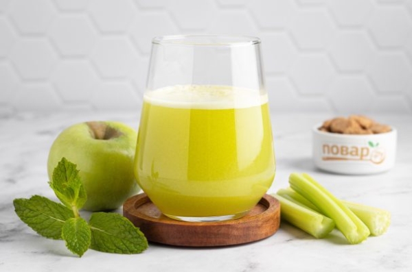 Свежевыжатый сок из сельдерея и яблок Свежевыжатый сок из сельдерея и яблок