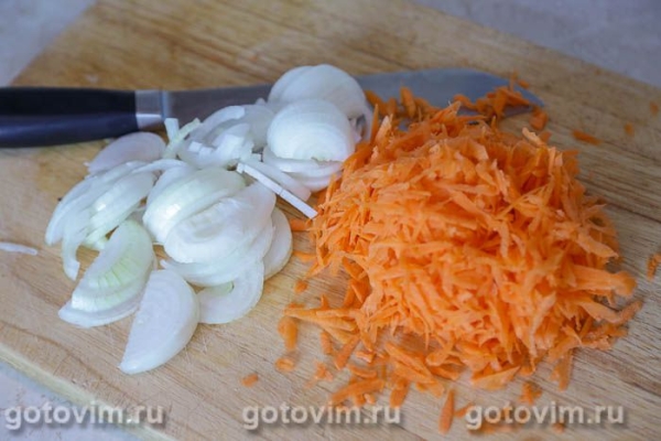 Куриные крылья в с морковью в сметаной на сковороде