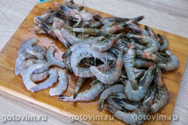 Паэлья с креветками, копченостями и зеленым горошком в мультиварке