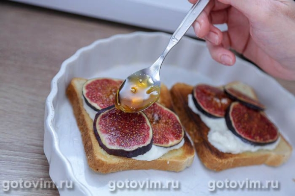 Тосты с инжиром и сыром стратичелла в микроволновке