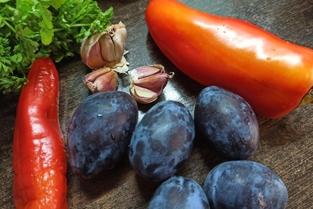 Острый сливовый соус на зиму без варки Острый сливовый соус на зиму без варки