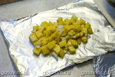 Свинина с картофелем в лодочках из фольги