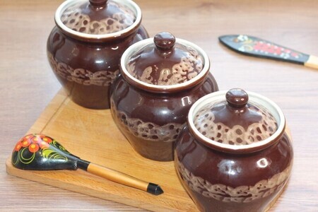 Свинина в горшочках с молочным соусом