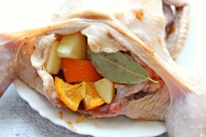 Курица запеченная с яблоками и апельсинами Курица запеченная с яблоками и апельсинами