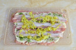 Рулетики из индейки в духовке с начинкой Рулетики из индейки в духовке с начинкой