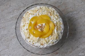 Сметанный торт с консервированными персиками