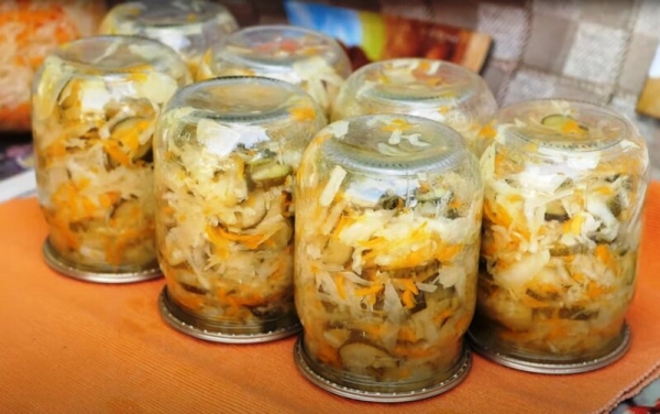 Вся семья в восторге: вкуснейший салат из капусты на зиму. Хрустит, как свежий, даже в феврале! Вся семья в восторге: вкуснейший салат из капусты на зиму. Хрустит, как свежий, даже в феврале!