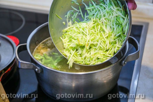 Мясной суп с кабачками и нутом