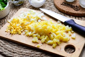 Салат "Оливье" с креветками Салат "Оливье" с креветками