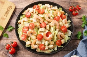 Салат "Цезарь" с креветками классический простой Салат "Цезарь" с креветками классический простой