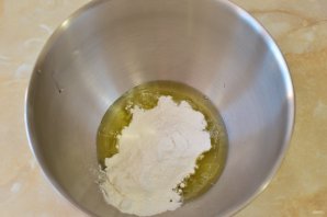 Меренговый рулет с заварным кремом Меренговый рулет с заварным кремом