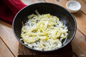 Слоеные лепешки с луком на сковороде Слоеные лепешки с луком на сковороде