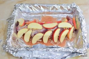 Свиная вырезка с яблоками и корицей Свиная вырезка с яблоками и корицей