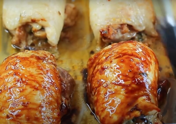 Сочные рулеты из куриных ножек. Рецепт курицы в духовке: все, кто пробовал, просили добавки Сочные рулеты из куриных ножек. Рецепт курицы в духовке: все, кто пробовал, просили добавки