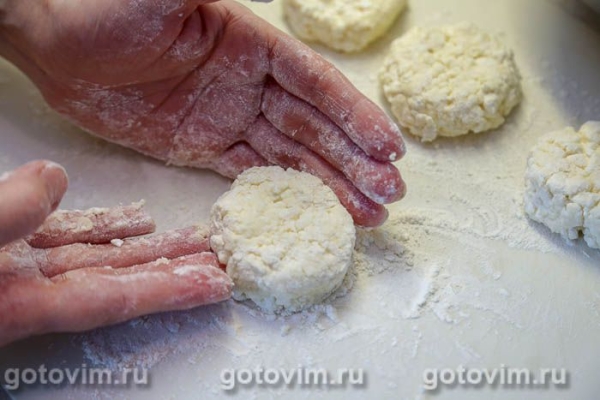 Сырники с изюмом, тушенные с медом и сметаной Сырники с изюмом, тушенные с медом и сметаной