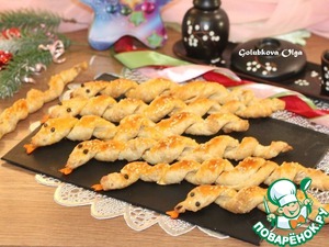 Змейки из слоеного теста с начинкой