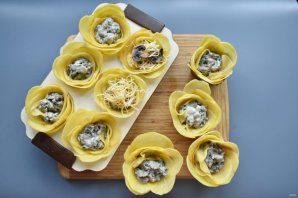 Закуска "Цветы" из картофеля с грибами Закуска "Цветы" из картофеля с грибами