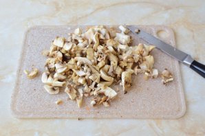 Рулет из фарша с грибами