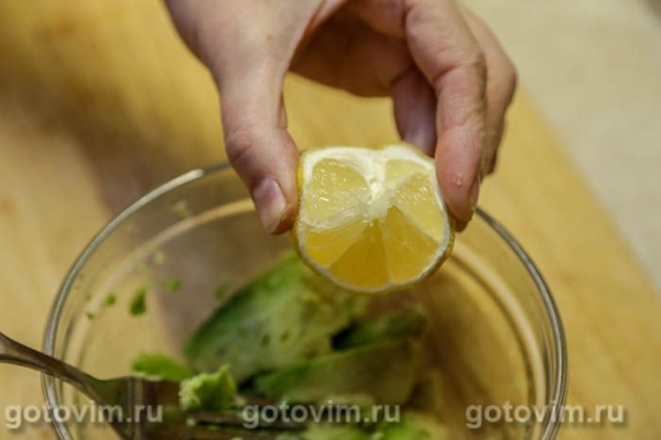 Закуска из авокадо со сливочным маслом и красной икрой