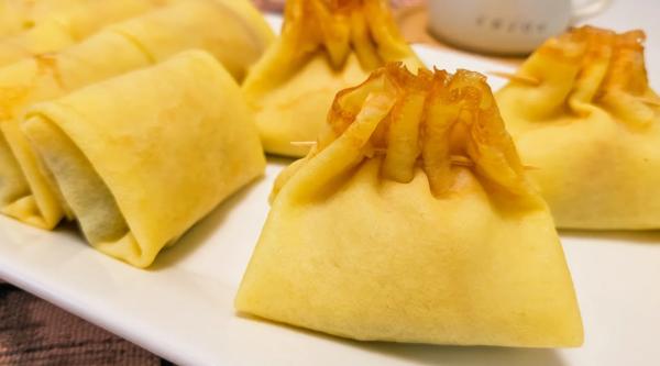 Заменила обычные блины на &laquo;мешочки&raquo; с сюрпризом: секрет закуски, которая первой исчезает со стола