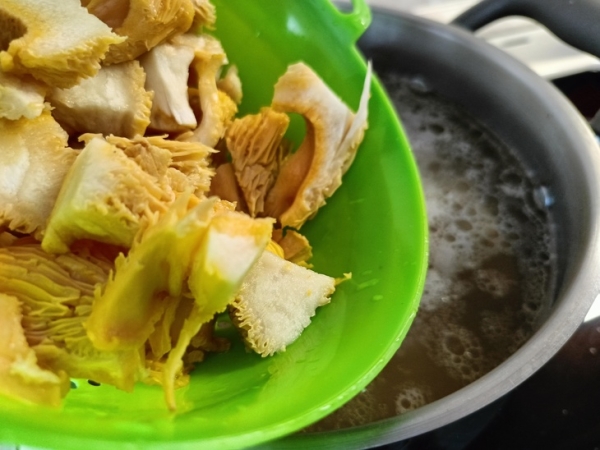 Фасолевый суп с лисичками и копчеными рёбрышками Фасолевый суп с лисичками и копчеными рёбрышками