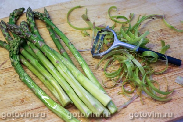 Куриная грудка со спаржей, чесноком и сливочным маслом Куриная грудка со спаржей, чесноком и сливочным маслом